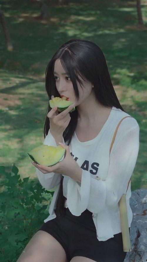 美女记者吃瓜,揭秘娱乐圈幕后真相